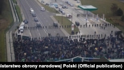 Мігранты на памежным пераходзе ў Брузгах, лістапад 2021