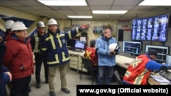 Акылбек Жапаров Кумтөр кенинде. 15-февралдагы жыйында ал Кумтөр кени 2021-жылы 220 миллион доллар таза киреше бергенин айтты.  