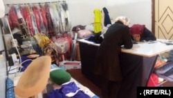 در برخی از ولایات افغانستان کارگاه های جدید خیاطی و آموزش این رشته برای زنان و دختران راه اندازی شده است