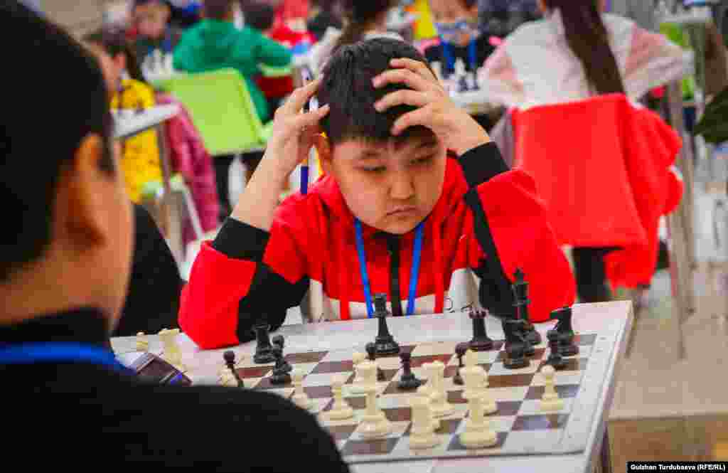 Эрежеге ылайык президенттин кубогуна Кыргызстандын чемпионатында алдыңкы 10 орунду алгандар, окуучулар арасындагы өлкө чемпионатынан да 10-орунга чейин ээ болгондор, өз облусунан тандалып чыккан шахматчылар катыша алат.&nbsp;