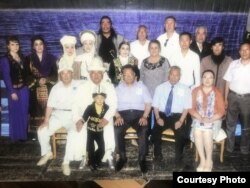 Шаиста Равшанова Т. Сатылганов атындагы мамлекеттик филармонияда Мар Байжиевдин "Манас дастаны" боюнча коюлган спектаклде ойногон артисттер жана башка чыгармачыл инсандар менен. Архив сүрөт