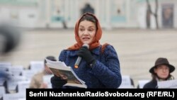 Актриса Наталія Сумська під час правозахисної акції «Порожні стільці» на підтримку українських політв'язнів у Росії та окупованому Криму, а також полонених в ОРДЛО. Київ, Софійська площа, 15 листопада 2021 року. Вона зачитала лист до кримськотатарського активіста і політика Нарімана Джеляла, заарештованого в Криму