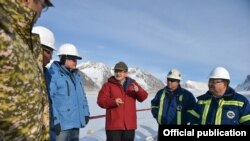 Министрлер кабинетинин төрагасы Акылбек Жапаров Кумтөр кенинде. 2021-жыл, ноябрь. 