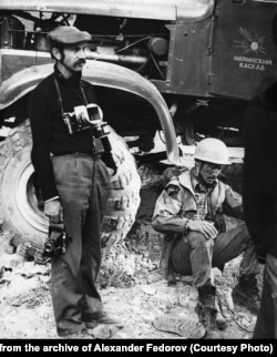 Александр Федоров Сүймөнкул Чокморов менен "Жалаң эркектер" тасмасын тартуу учурунда.