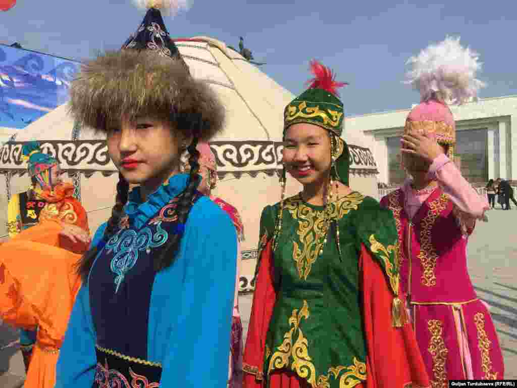 Ноорузда Кыргызстанд адатта байыркы боз үй тигилип, улуттук кийимдер кийилет. 2019-жыл, 21-март.