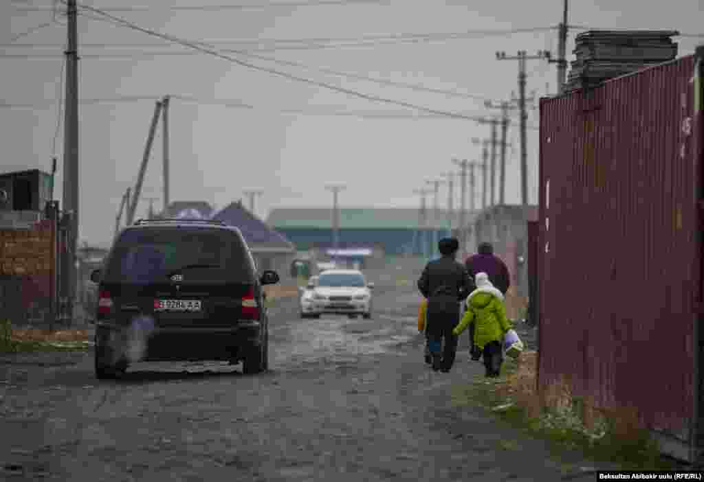 Маршрутка каттабагандыктан унаасы барлар унаа менен, жөө жүргөндөр бир топ аралыкты басып үйүнө жетишет.&nbsp;