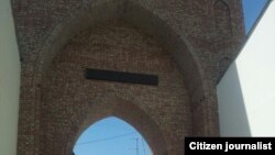 Өзбекстанда электронды сағаты өшірілді делінген мешіттердің бірінің аркасы.  