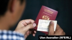 Ала-Тоодон түндүккө кеткен азыркы көчмөн жигит Кыргызстандын ички паспортун жана Орусиянын паспортун кармап ойлуу турат. 