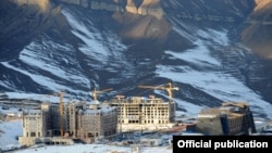 строящийся комплекс в Гусаре                                                       