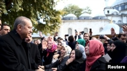 Режеп Тайып Эрдоган Стамбулдагы мечитте аны куттуктап жаткан жактоочулары менен. 2-ноябрь, 2015-жыл.