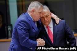 Премьер-министр Словакии Роберт Фицо (слева) и премьер-министрм Венгрии Виктор Орбан во время круглого стола на саммите ЕС в Брюсселе, 20 марта 2025 года