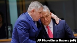 Крепкая мужская дружба союзников Кремля: Роберт Фицо (слева) и Виктор Орбан