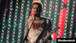 Соліст гурту О.Тorvald Євген Галич під час виступу у фіналі національного відбору на «Євробачення-2017», Київ, 26 лютого 2017 року