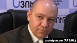 Экономист Вилен Хачатрян на встрече с журналистами, Ереван, 15 апреля 2015 г․