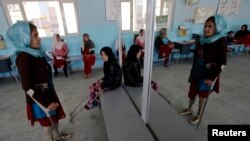 تصویر آرشیف جنبه تزئینی دارد و تعدادی از دختران معلول رانشان می دهد