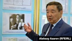 Олимпийский чемпион по классической борьбе 1980 года Жаксылык Ушкемпиров показывает на фотографию с ним в молодости. Алматы, 25 января 2017 года.