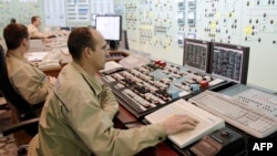Працівники у кімнаті управління одного з трьох енергоблоків Південноукраїнської АЕС. Листопад 2015 року