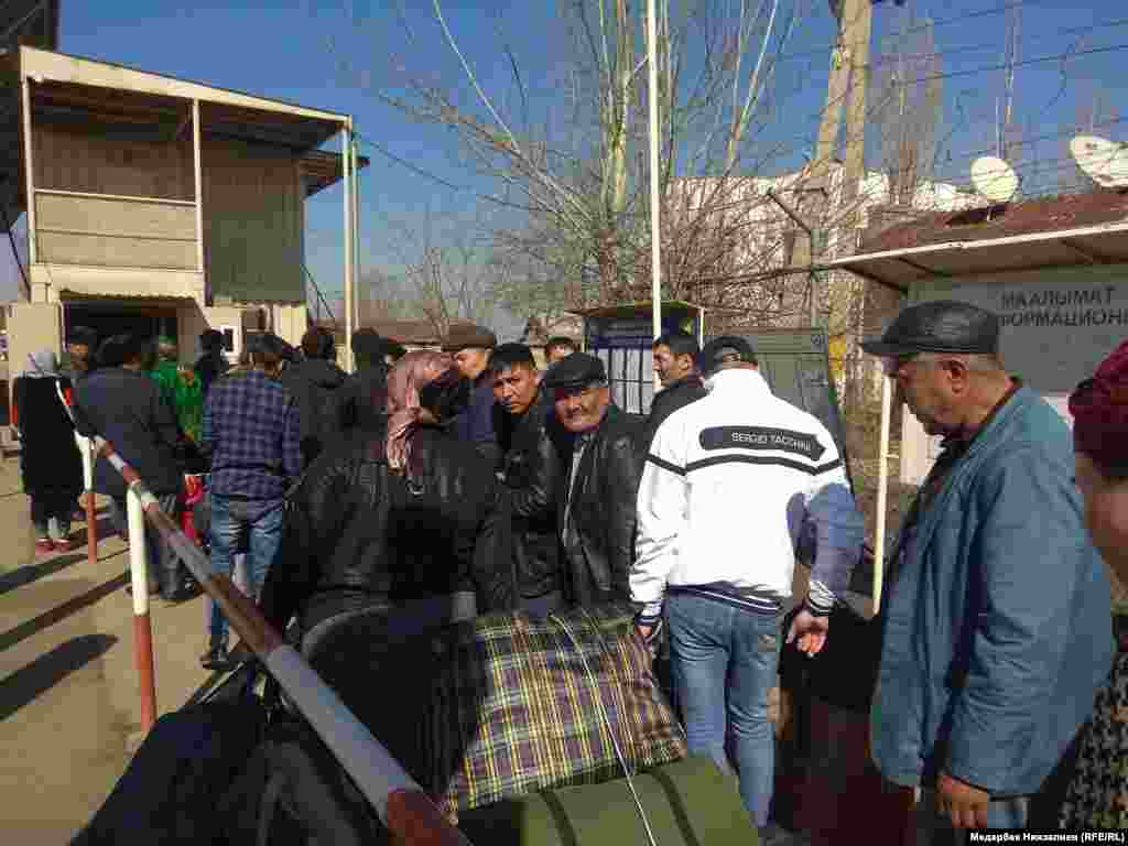 &quot;Азаттык&quot; радиосунун кабарчылары жеринен маалымдаганына караганда, тыгындын айынан айрымдар тосмодон өтүүгө аракет кылууда.