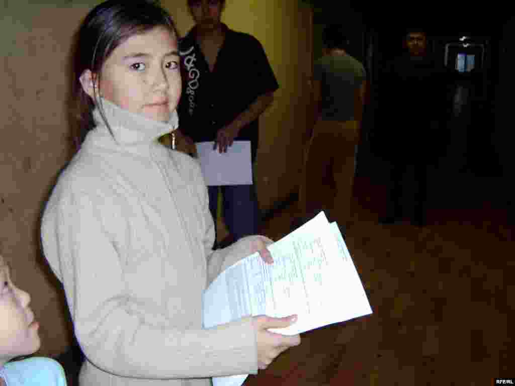 Девочка разносит квитанции для оплаты коммунальных расходов. Счета за воду, тепло и свет взыскиваются в полном объеме.  - Девочка разносит квитанции для оплаты коммунальных расходов. Счета за воду, тепло и свет взыскиваются в полном объеме. 