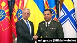 Міністр оборони України Степан Полторак (праворуч) і керівник оборонного відомства США Джеймс Маттіс. Київ, 24 серпня 2017 року