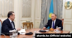 Президент Казахстана Нурсултан Назарбаев (справа) и председатель комитета национальной безопасности (КНБ) Казахстана Карим Масимов на фотографии, размещенной на сайте Акорды 15 февраля 2018 года, дата съемки неизвестна