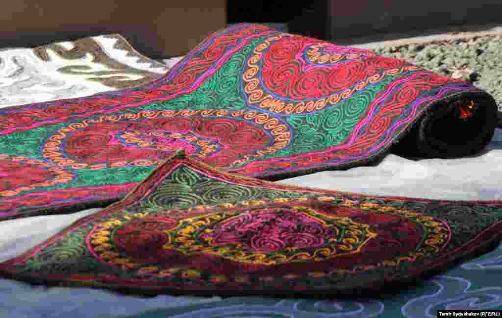 Көрүүчүлөрдүн назарына музыкалык фестиваль, көргөзмөлөр жана уздардын кийиз иштетүү, курак, сайма өнөрү боюнча түрдүү мастер-класстары сунушталууда.