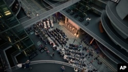 Vedere spre conferința de presă de presă a liderilor noii coaliții de guvernare din Germania, 9 aprilie 2025.