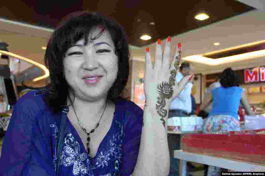 Lark lnternational Group компаниясынын туризм менеджери Асел Исмаилова колуна михенди түшүрүп көрсөттү.