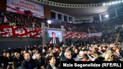 5 октября 2016 года. Сторонники «Нацдвижения» слушают обращение Михаила Саакашвили перед выборами