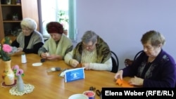 Пенсионерки шьют игрушки в детском саду для пожилых «Я не одинок».  Темиртау, 27 января 2016 года. 