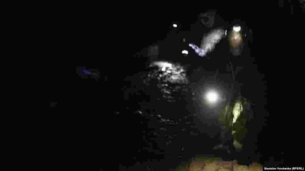 Підземна ріка бере початок під заводом Артема на Лук&#39;янівці і впадає до Гавані в межах старого пішохідного моста.