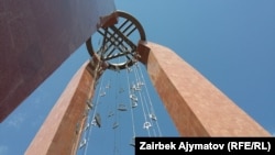 "Ата бейит" тарыхый комплексиндеги эстелик. Иллюстрация.