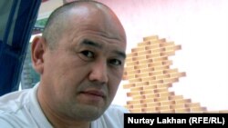 Парикмахер Бауржан. Село Отеген-Батыр, Алматинская область. 6 сентября 2011 года.