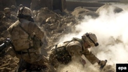 شماری از تفنگداران بحری بریتانیا هنگام ماموریت در افغانستان(آرشیف)