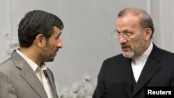 Prezident M.Ahmedinejad ozalky daşary işler ministri M.Mottaki bilen gürleşýär. 19-njy maý, 2010.