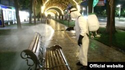 Кожент шаарындагы паркты дезинфекциялоо. Тажикстан. 28-апрель, 2020-жыл.