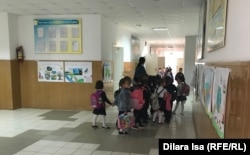 В коридоре школы № 87 в Шымкенте. 3 октября 2019 года.