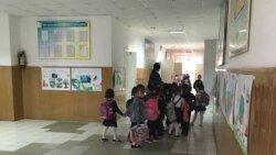 Дети в школьном коридоре. Иллюстративное фото.