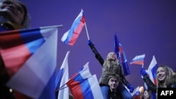 Ռուսաստան –– Իշխանություններին հարող «Մոլոդայա գվարդիա» եւ «Նաշի» խմբավորումների անդամները տոնում են «Եդինայա Ռոսիա» կուսակցության հաղթանակը, 5-ը դեկտեմբերի, 2011թ.