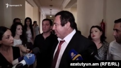 Лидер ППА Гагик Царукян в парламенте беседует с журналистами, 19 июня 2019 г․