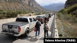 Очередь на российско-грузинской границе в районе села Верхний Ларс, сентябрь 2022 года 