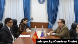 Тышкы иштер министринин орун басары Айбек Молдогазиев жана АКШнын Кыргызстандагы элчиси Лесли Вигеринин жолугушуусу. 19-январь, 2022-жыл.