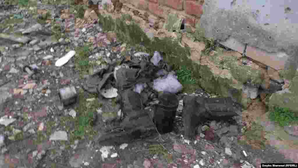 Подекуди зустрічаються й залишки одягу та взуття російських військових&nbsp;