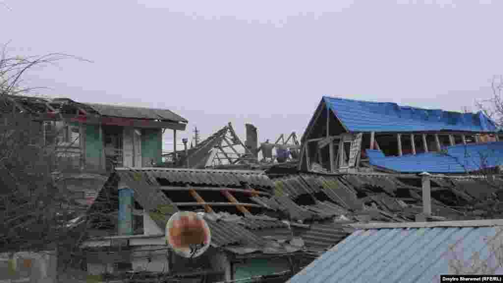 У місті не встигають ремонтувати розбиті обстрілами дахи