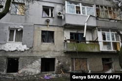 Вибиті вікна у будинку в Очакові, 10 грудня 2022 року