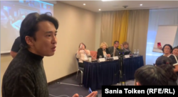 Белсенді Айбек Сәбитов жиында сөз сөйлеп тұр. 31 қаңтар 2023 жыл.