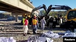 اجساد افرادیکه که در اثر سقوط یک بس مسافربری از یک پُل در ایالت بلوچستان پاکستان کشته شدند