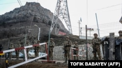 Ադրբեջանցի զինծառայողներն արգելափակված Լաչինի միջանցքում, արխիվ