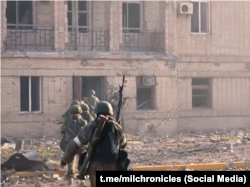 Момент перебігання вулиці морпіхами 810-ї обрмп у Маріуполі перед смертельним пораненням кулеметника Максима Старовойтова, 21 квітня