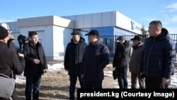 Президент Садыр Жапаров аэропортторду жаңылоо иштери менен таанышып жаткан учуру. Ысык-Көл, Кыргызстан. 20-январь, 2022-жыл.